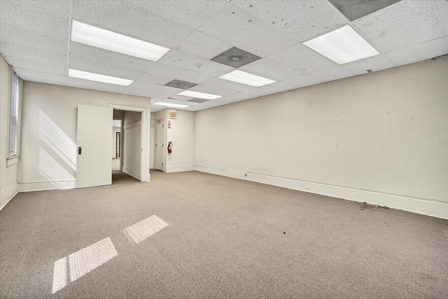 More Photos Of 24 John St, Middletown Office Residential For Sale