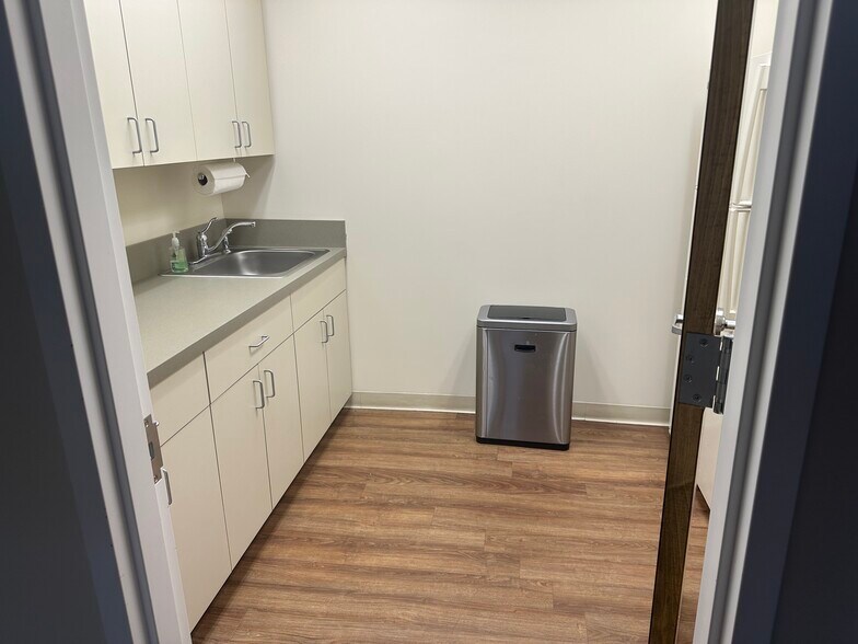 More Photos Of 1092 Jericho Tpke, Smithtown Storefront Retail Office For Lease