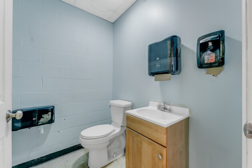 More Photos Of 154 Bridge St, Junior Restaurant For Sale