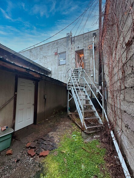 More Photos Of 111 2nd S Ave, Okanogan Storefront Retail Office For Sale