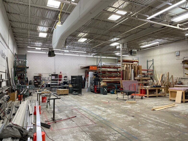 More Photos Of 150 W 88th St, Bloomington Light Distribution For Lease