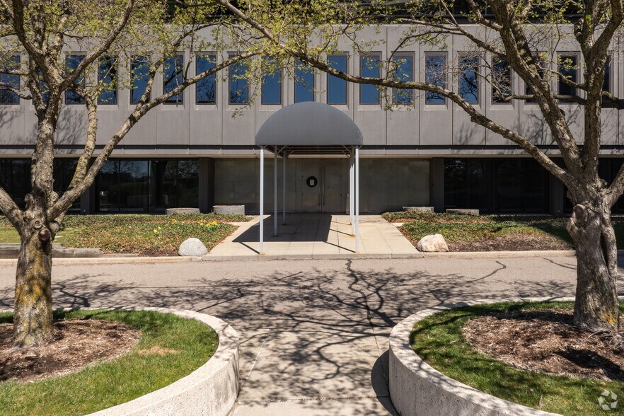 More Photos Of 25900 Northwestern Hwy, Southfield Office For Lease