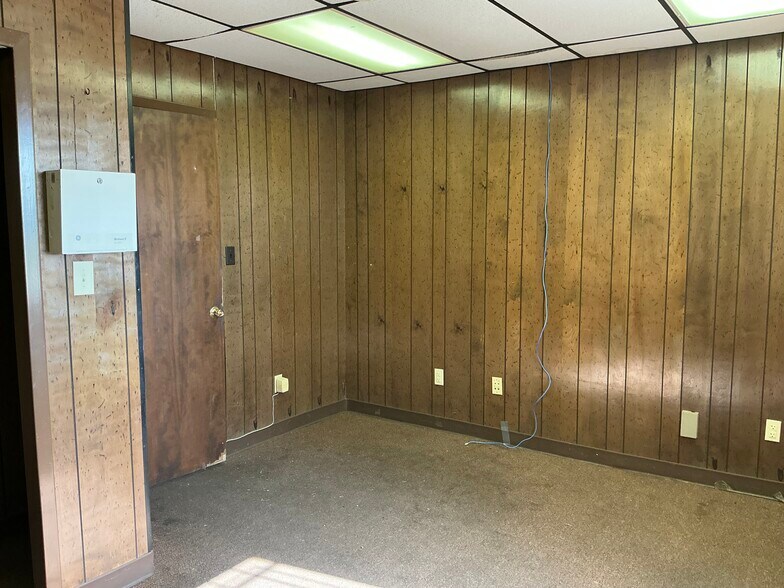 More Photos Of 908 Cecilia St, Alice Warehouse For Lease