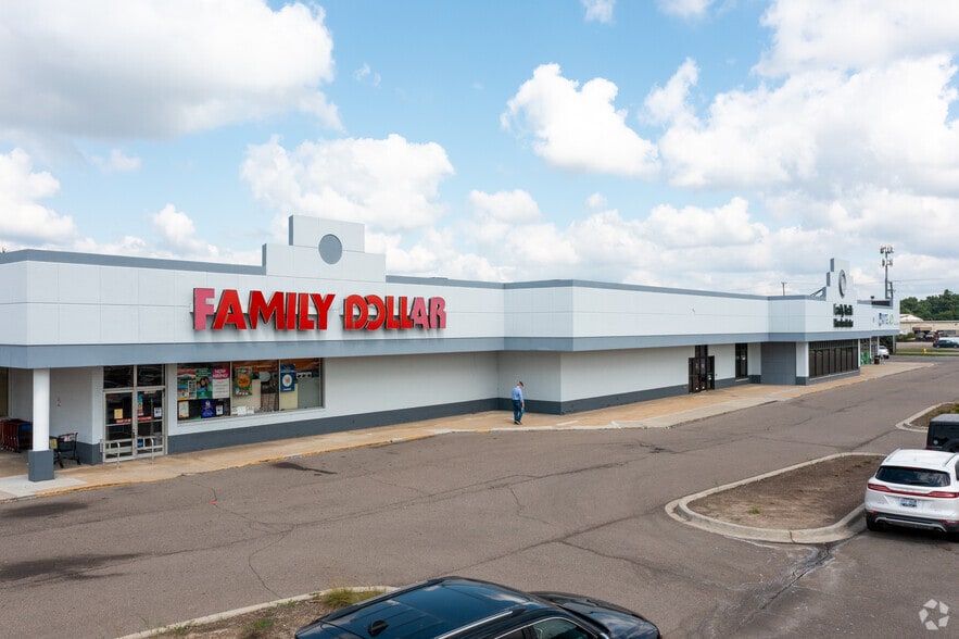 More Photos Of 19016-19230 Fort St, Riverview Freestanding For Sale