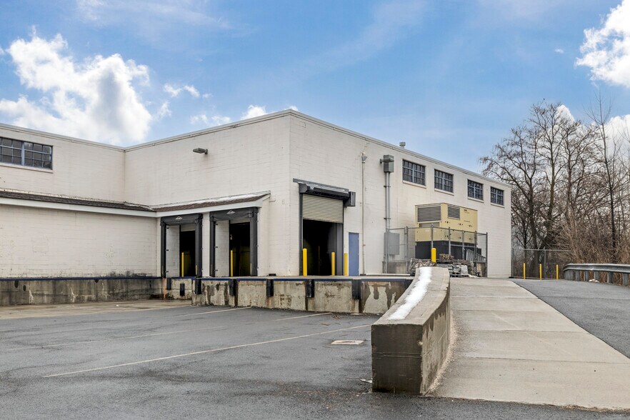More Photos Of 305 Veterans Blvd, Carlstadt Warehouse For Lease