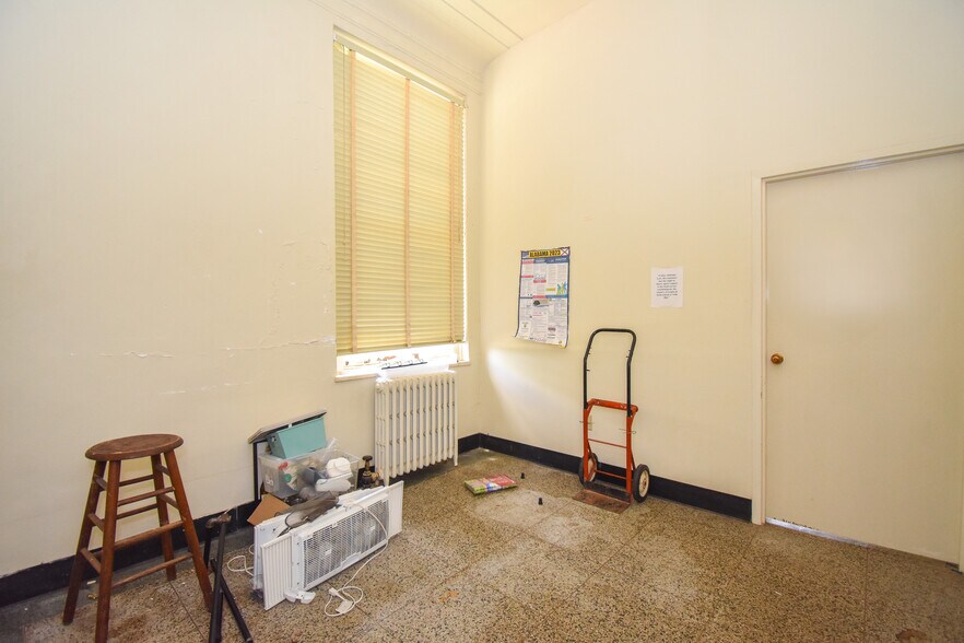 More Photos Of 82 Court Sq, Alexander City Flex For Sale