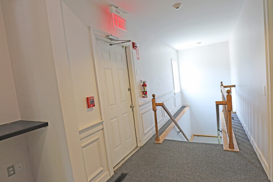 More Photos Of 2 Barlows Landing Rd, Pocasset Bank For Lease