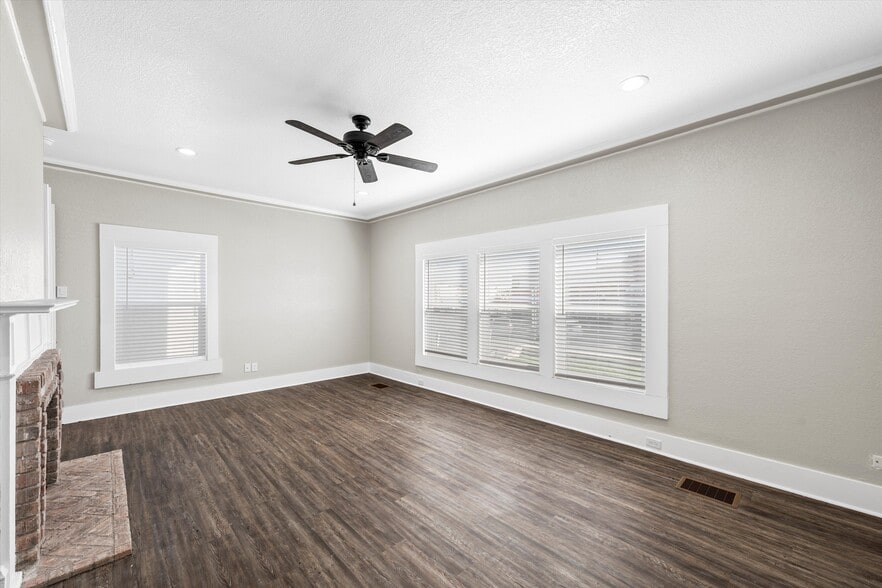 More Photos Of 1314 N 15th St, Waco General Retail For Sale