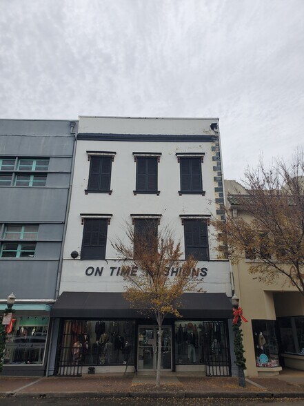 More Photos Of 26 W Broughton St, Savannah Storefront Retail Office For Lease