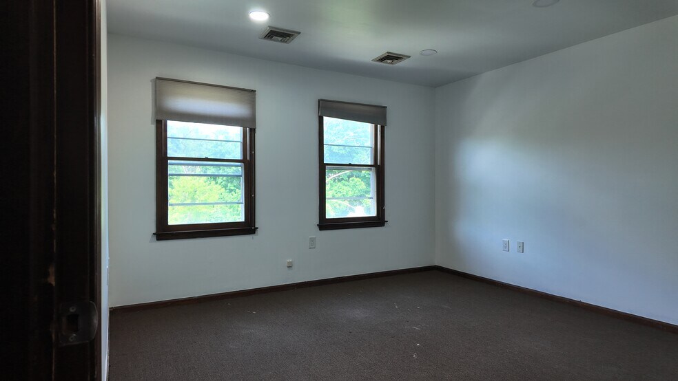 More Photos Of 33 N Main St, Marlboro Office For Lease