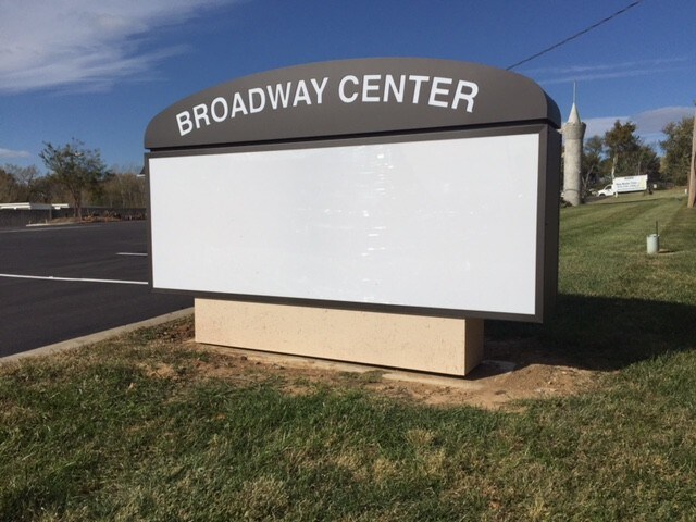 More Photos Of 6970 N Broadway St, Kansas City Showroom For Lease