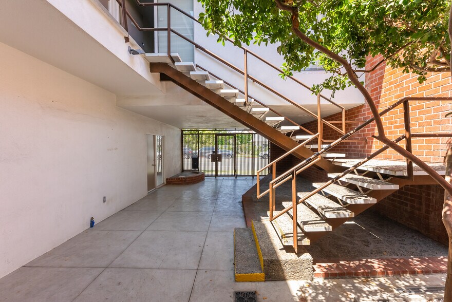 More Photos Of 9024 W Olympic Blvd, Beverly Hills Office For Lease