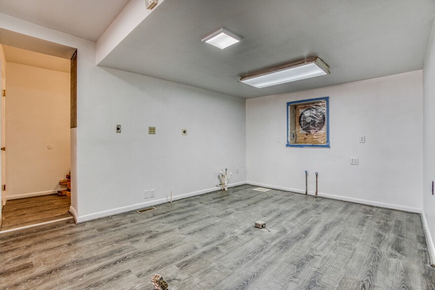 More Photos Of 713 Pratt St, Baltimore Freestanding For Sale