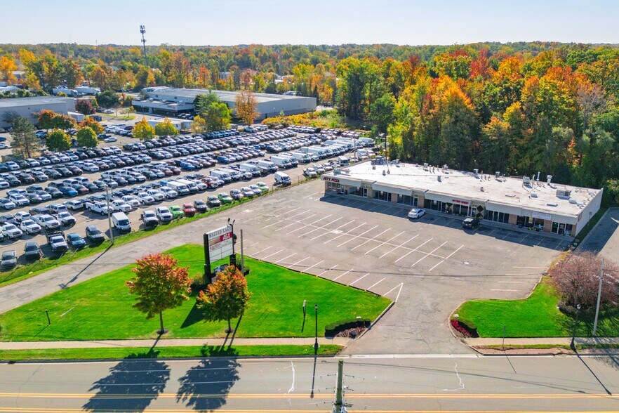 More Photos Of 1110-1126 N Pontiac Trail, Walled Lake Freestanding For Lease