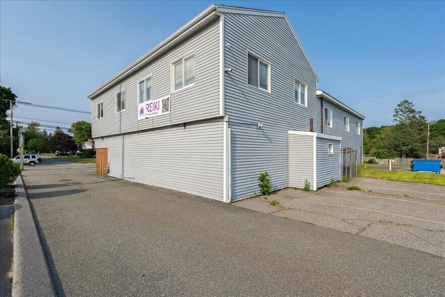 More Photos Of 310-312 Wilbur Ave, Swansea Office For Lease