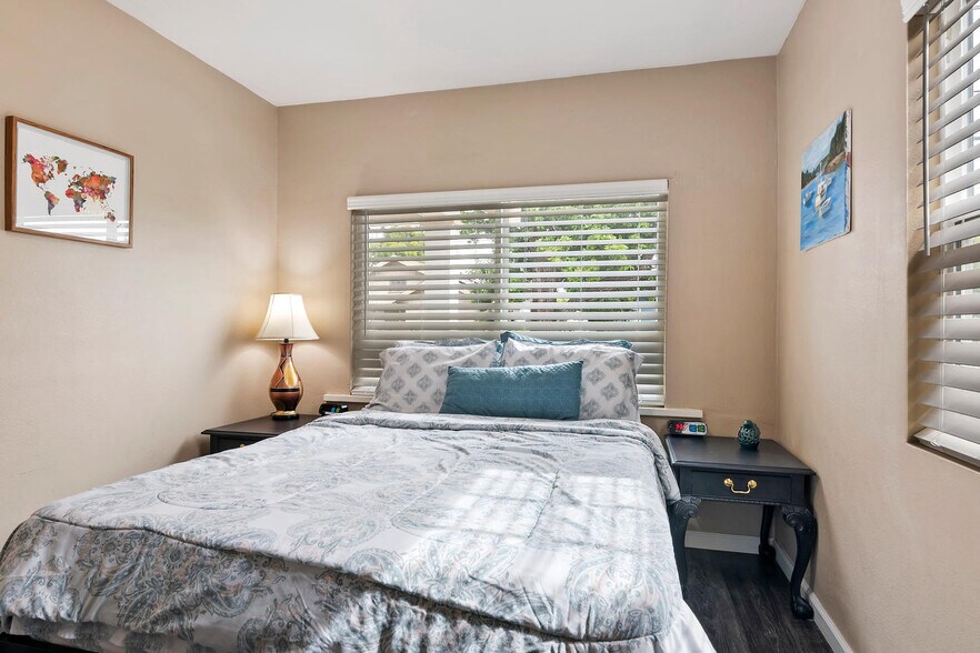 More Photos Of 1910 W Lincoln St, Long Beach Multifamily For Sale