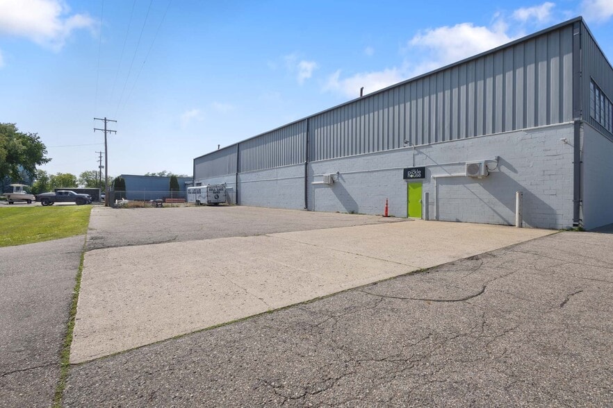More Photos Of 7878 Gull Rd, Richland Warehouse For Lease