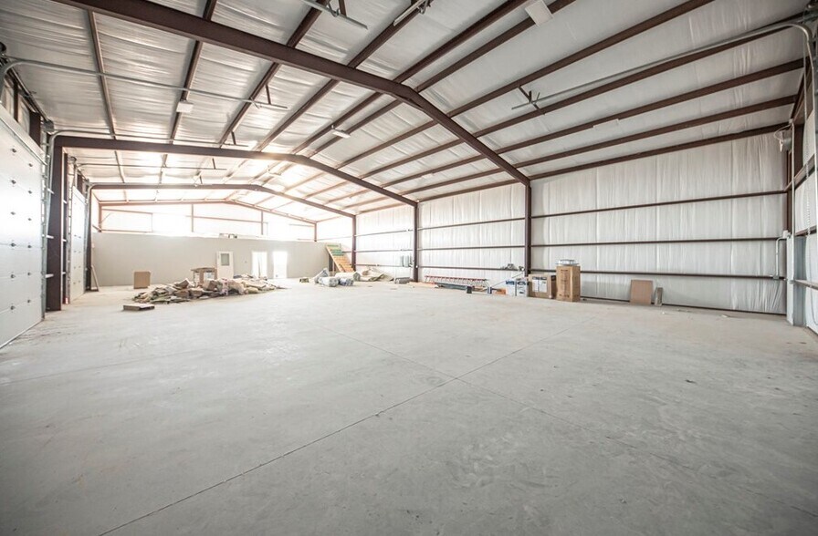 More Photos Of 14050 W Silver Fox Trl, Odessa Warehouse For Lease