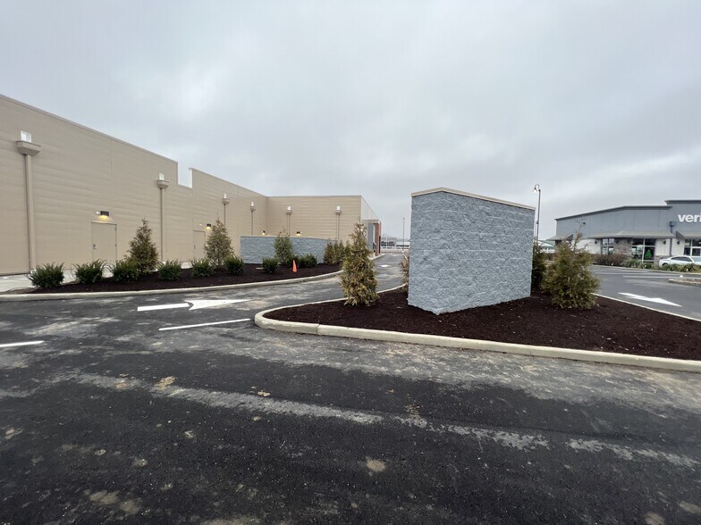 More Photos Of 13588 Bent Grass Ln, Fishers Storefront For Sale