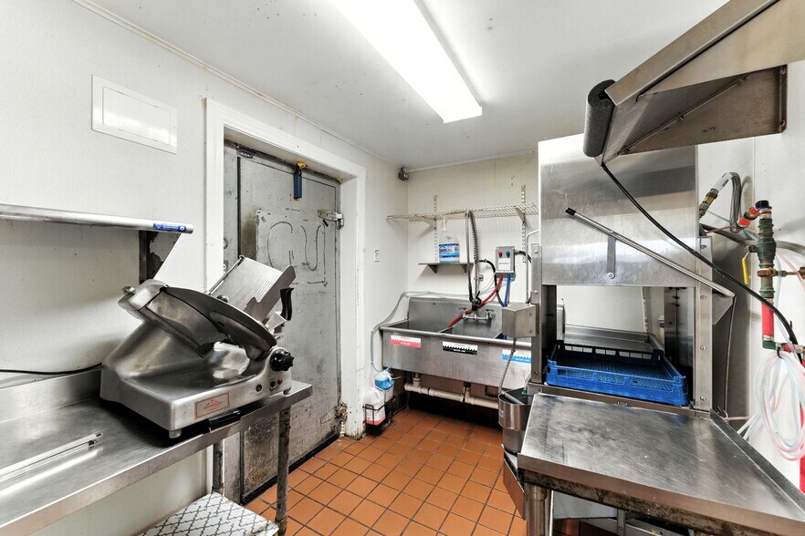 More Photos Of 568 Providence St, West Warwick Restaurant For Sale