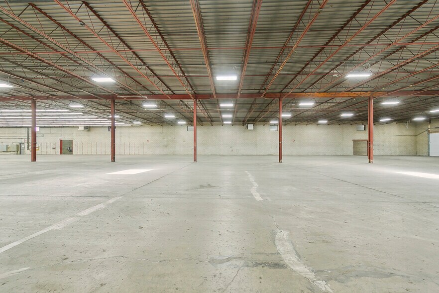 More Photos Of 6885-6895 Menway Ct, Mississauga Warehouse For Lease