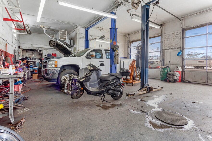 More Photos Of 25985 Groesbeck Rd, Warren Auto Repair For Sale