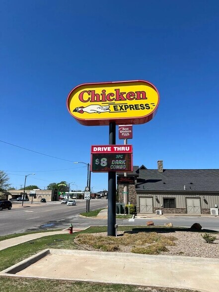 More Photos Of 601 E Main St, Weatherford Fast Food For Sale