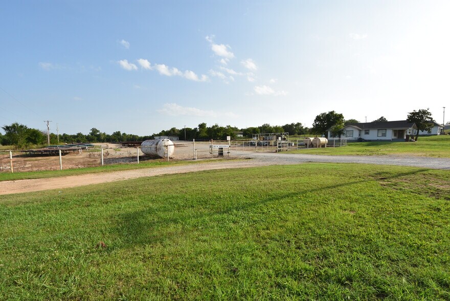More Photos Of 701 W Broadway, Seminole Manufacturing For Sale