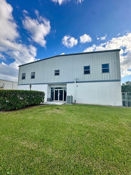 Primary Photo Of 7465 Commercial Cir, Fort Pierce Warehouse For Sale