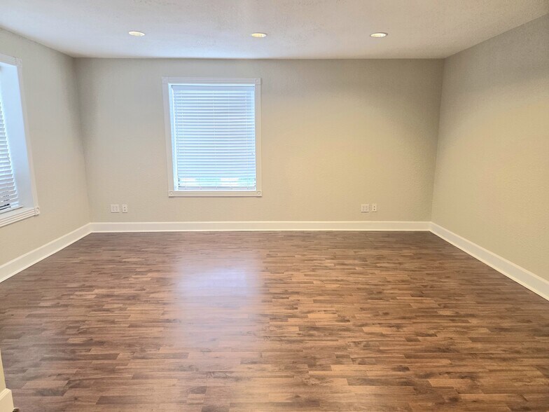 More Photos Of 2204 Sunpark Dr, Conroe Office For Sale