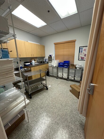 More Photos Of 842 Sunset Lake Blvd, Venice Medical For Lease