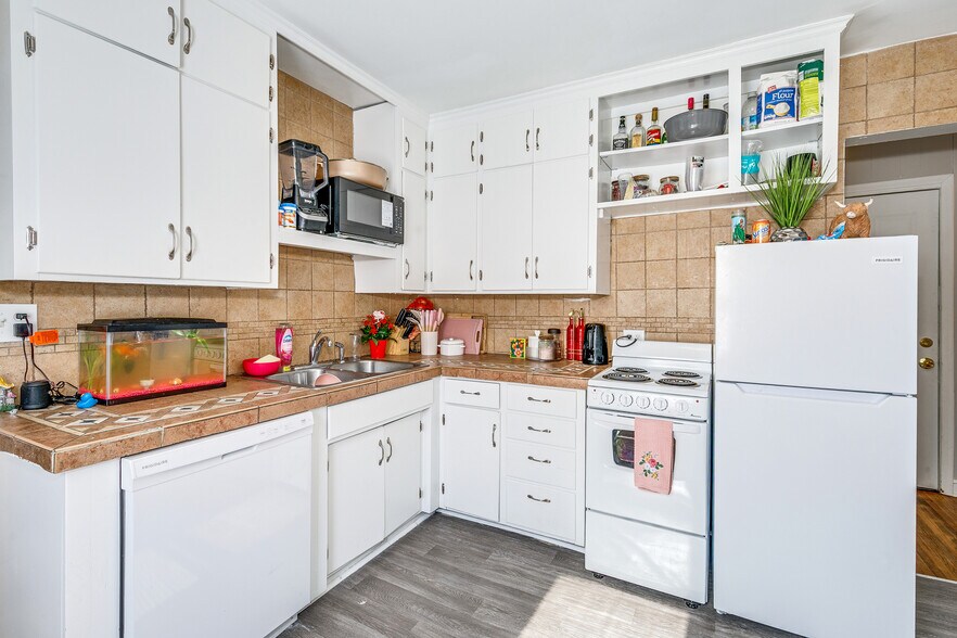 More Photos Of 609-611 N Dale St N, Saint Paul Storefront Retail Residential For Sale