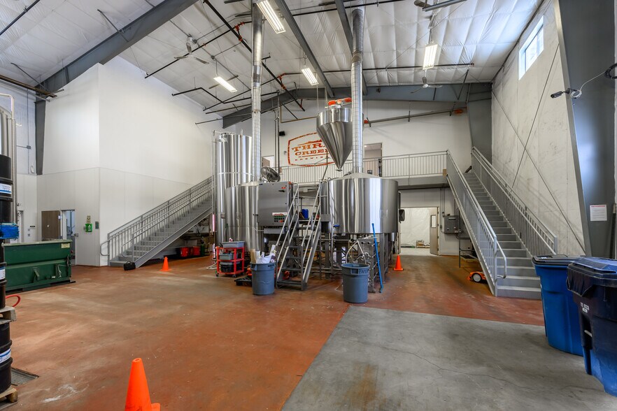 More Photos Of 265-275 W Barclay Dr, Sisters Distribution For Lease