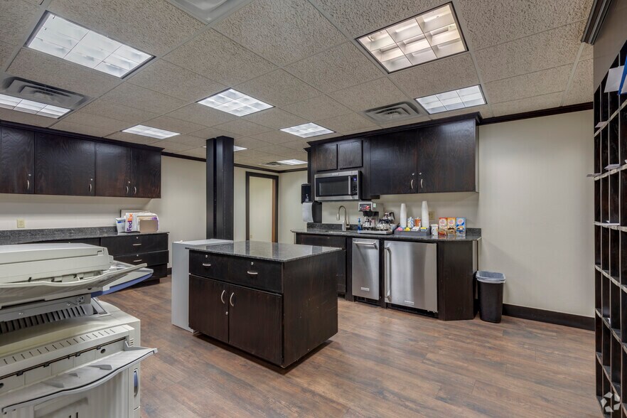 More Photos Of 1000 W Wilshire Blvd, Oklahoma City Coworking Space