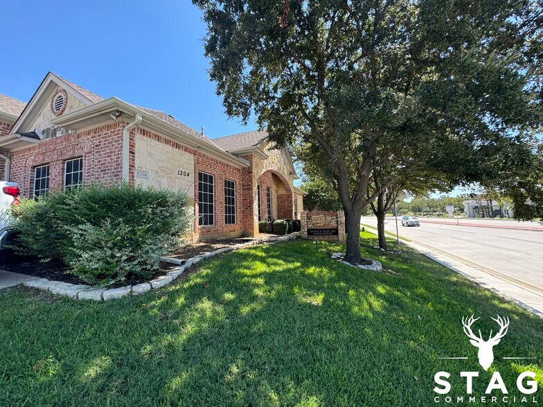 More Photos Of 1204 Bent Oaks Ct, Denton Office Residential For Lease