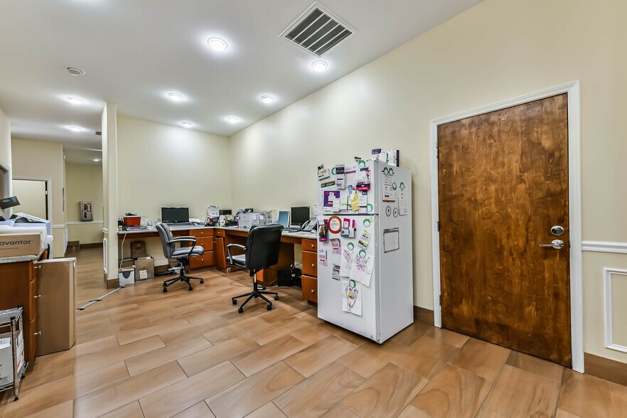 More Photos Of 1111 S Friendswood Dr, Friendswood Office For Lease