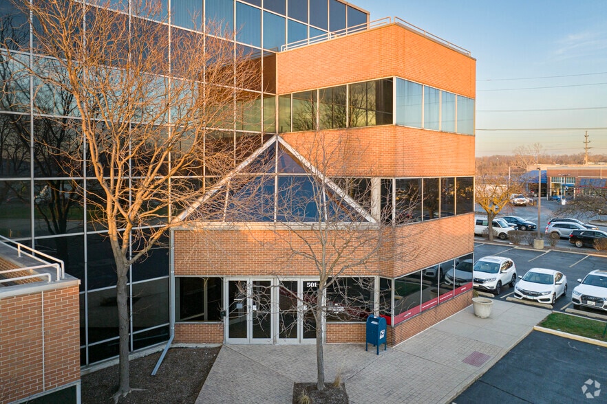 More Photos Of 501 W North Ave, Melrose Park Office For Lease