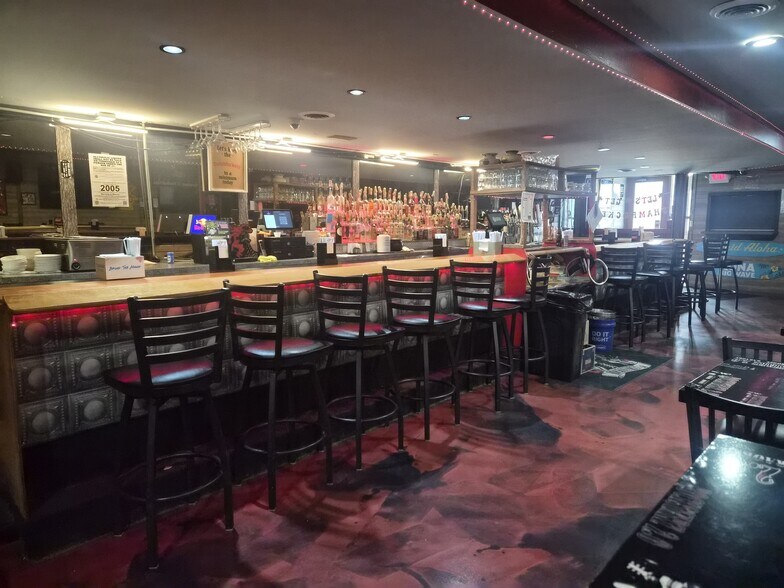 More Photos Of 33729 Ford Rd, Garden City Bar For Lease