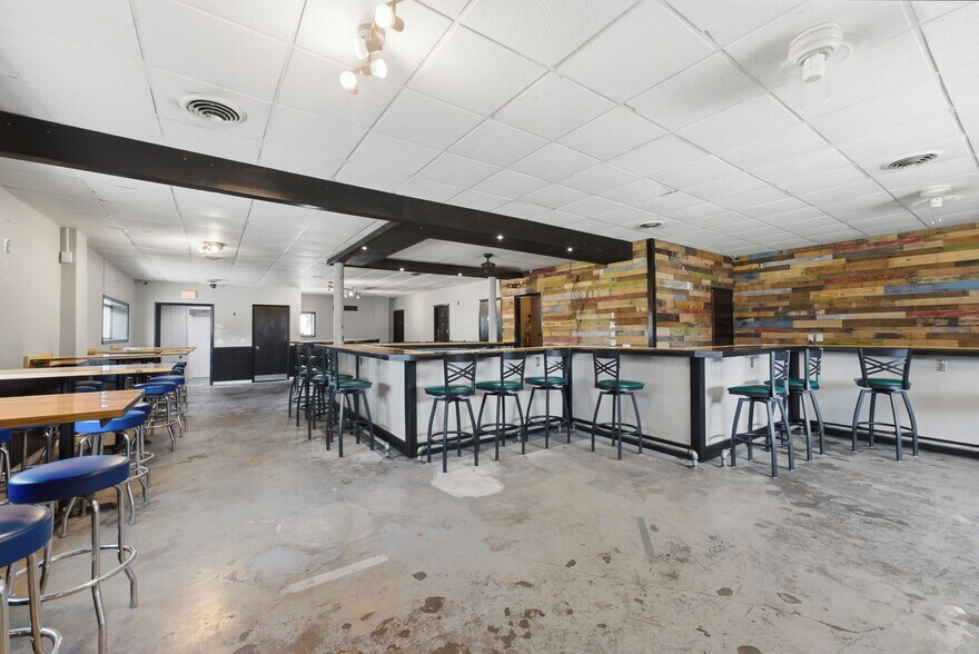 More Photos Of 2025 Hickory Grove Rd, Davenport Bar For Sale