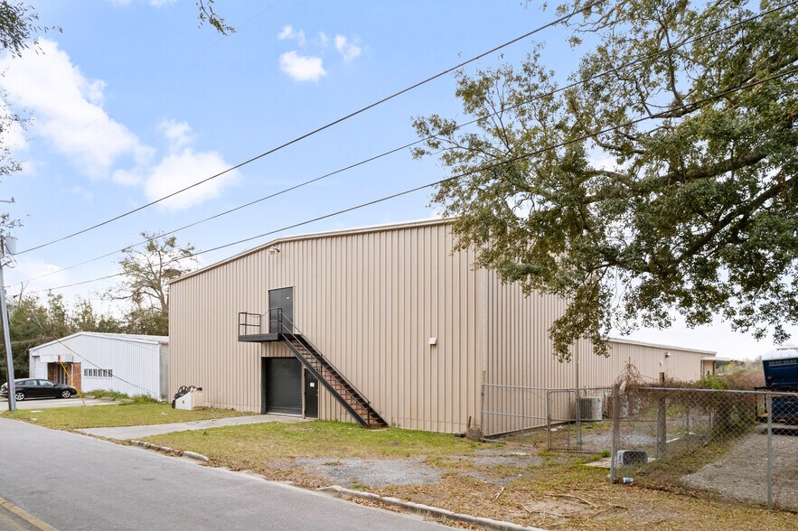 More Photos Of 616 Bay St, Brunswick Warehouse For Lease