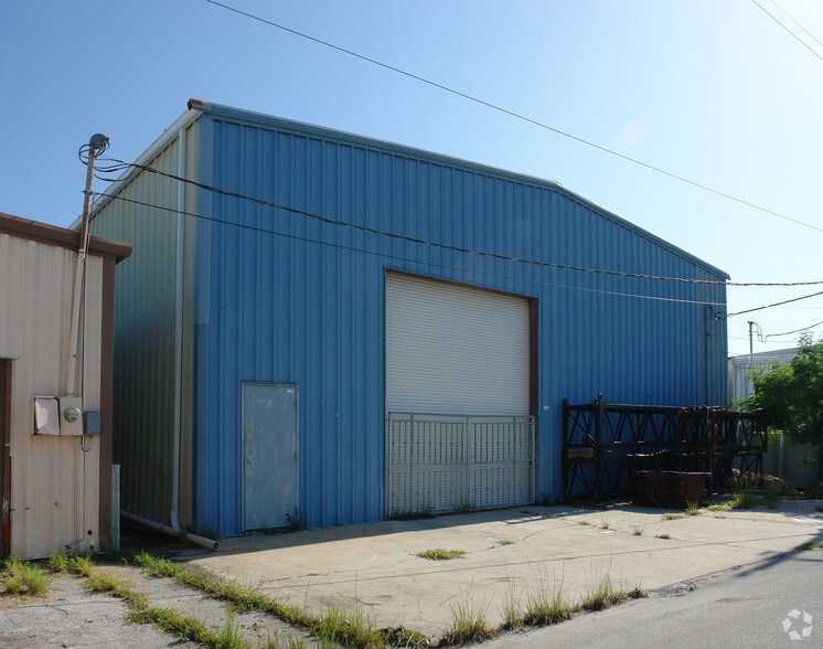 More Photos Of 1942 Dana Dr, Fort Myers Warehouse For Lease