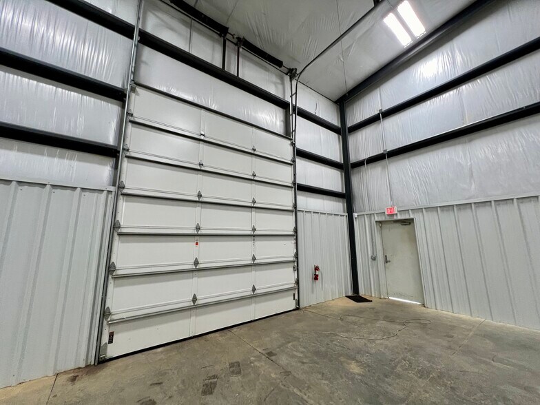 More Photos Of 185 Airport Rd, Fayetteville Warehouse For Lease
