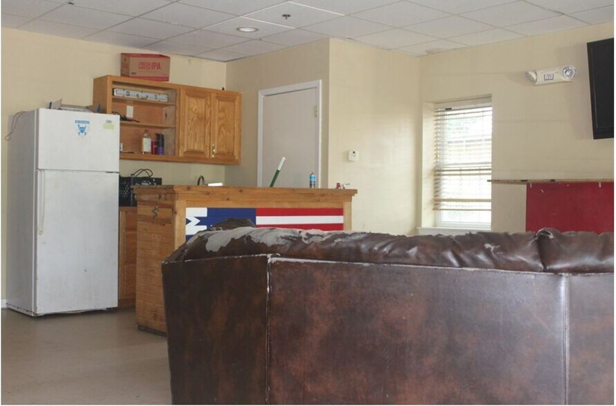 More Photos Of 1803 S Joplin St, Pittsburg Sorority Fraternity House For Sale