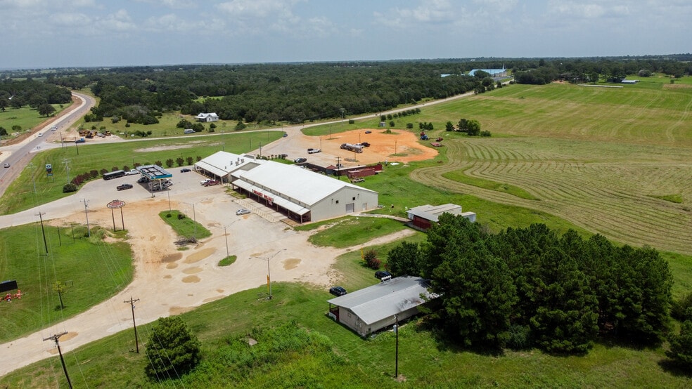 More Photos Of 2989 S Highway 304, Rosanky Warehouse For Lease