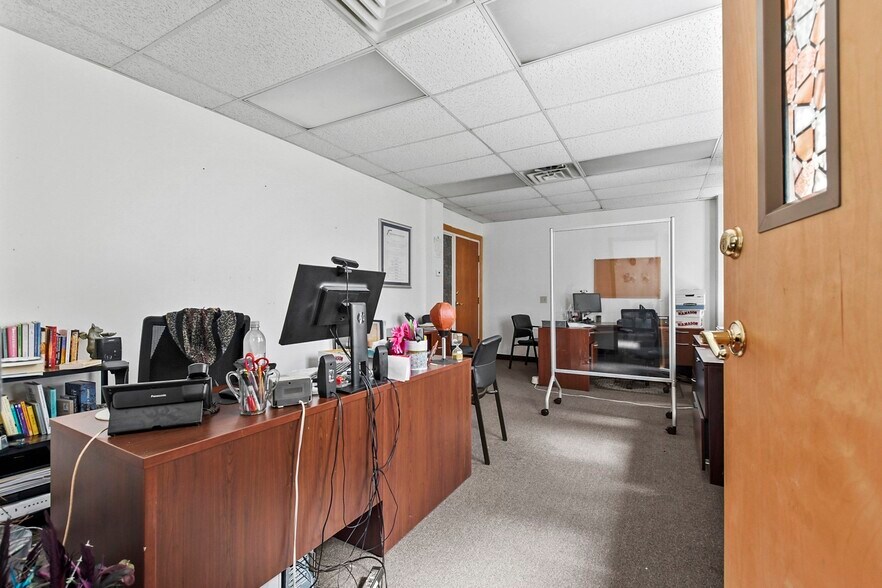 More Photos Of 5 Dover St, New Bedford Office For Lease