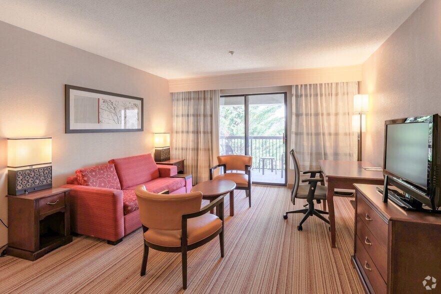 More Photos Of 2 Convention Center Dr, Altoona Hotel For Sale