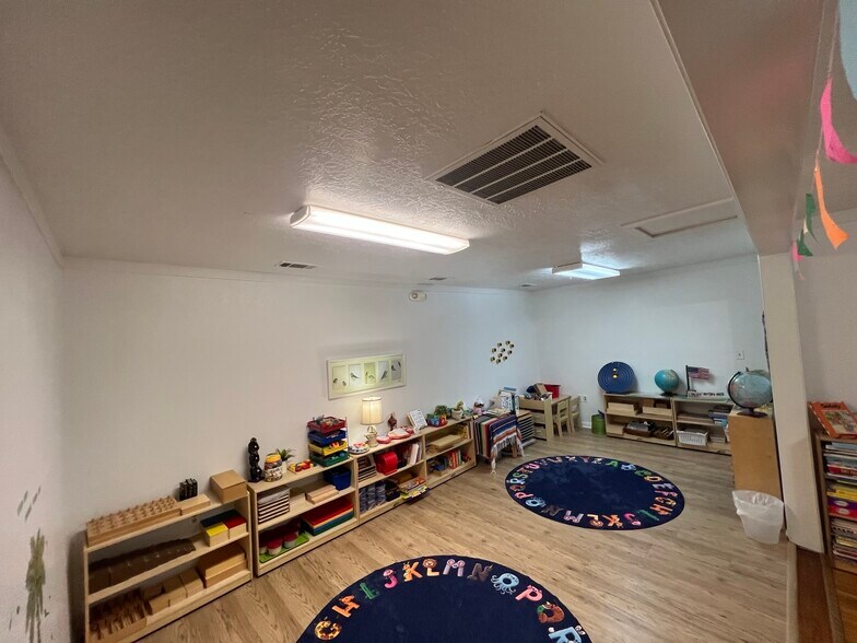 More Photos Of 405 W Main St, Round Rock Daycare Center For Sale