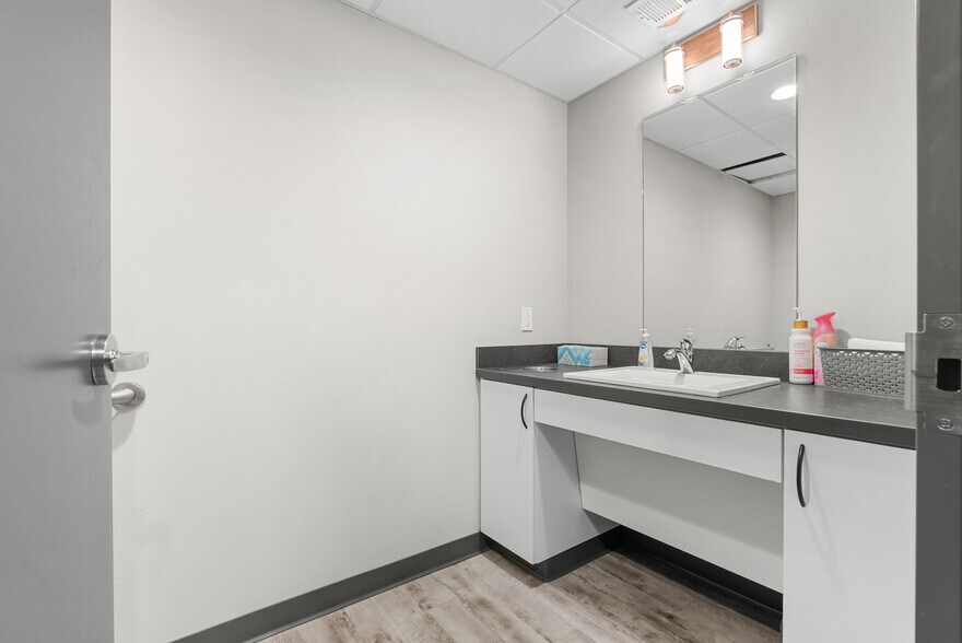 More Photos Of 10800 E 77th Ter, Raytown Medical For Sale