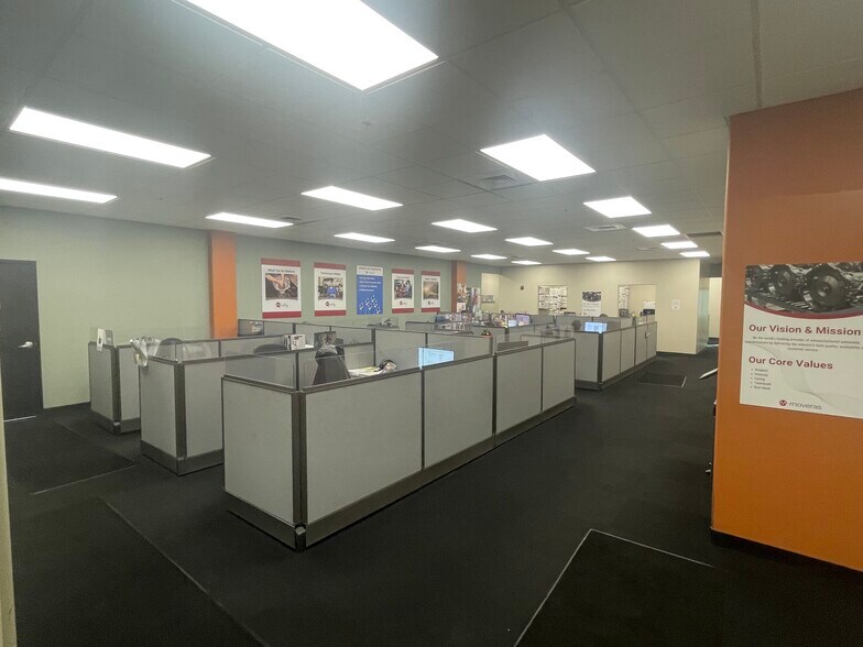 More Photos Of 20-22 Northwestern Dr, Salem Light Distribution For Lease