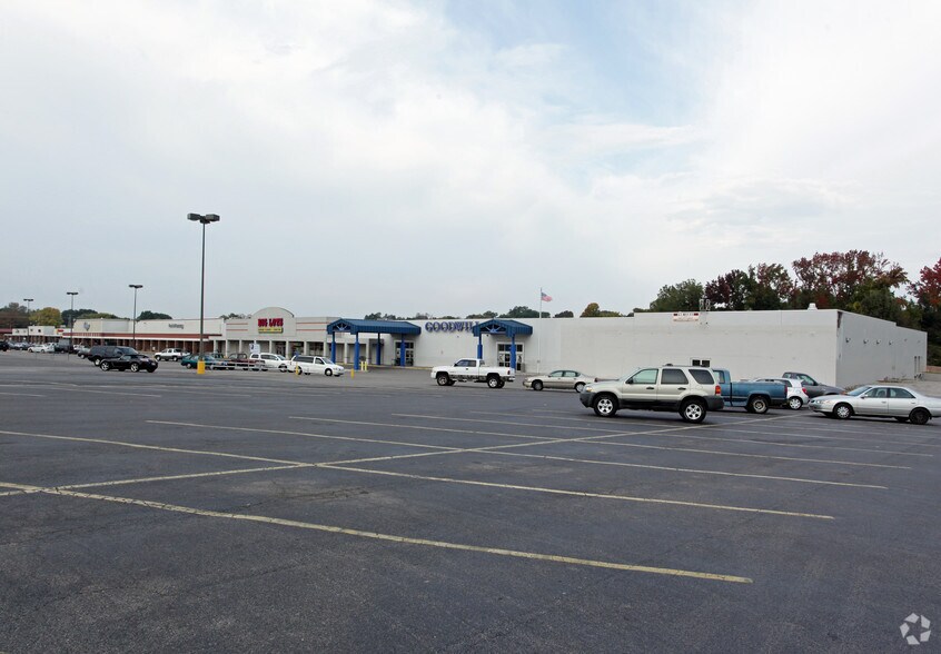 Primary Photo Of 8017-8061 US Highway 51 N, Millington Storefront For Lease